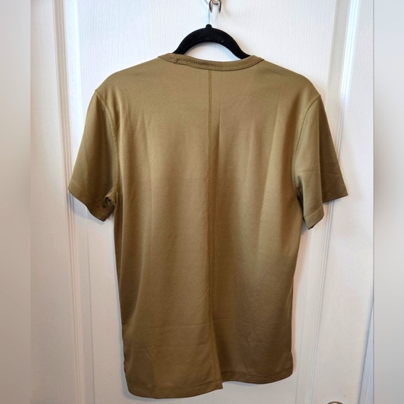 Everlane Uniform T Shirt Adult Mens Sz Small Gold Short Sleeve Performance - Picture 2 of 3